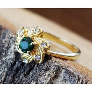 Vtg Unsigned Flower Ring, Green Rhinestone Center, Gold Tone Metal Band, Size 7